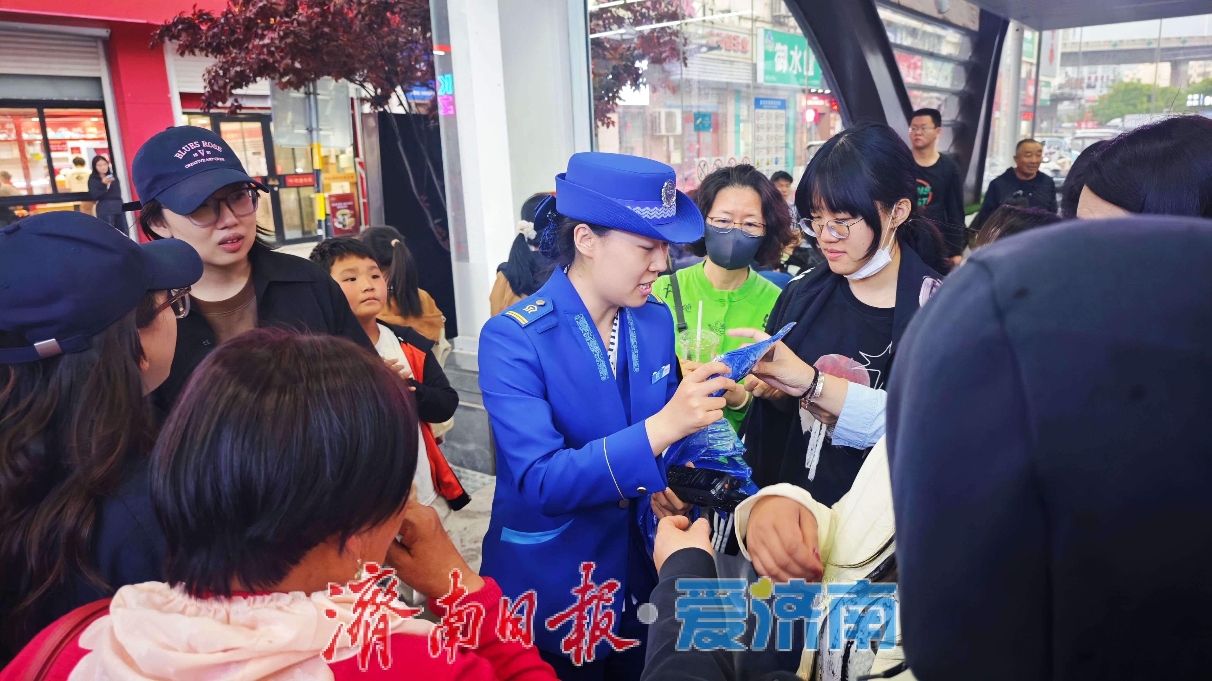 突降大雨困住市民 济南地铁七里堡站暖心服务暖人心 