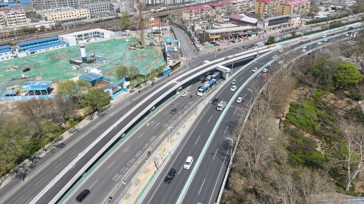 更进一步，济南顺河高架路经一路新建匝道开装隔音声屏障