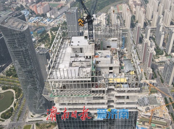 济南CBD信泰中心建设幕墙安装近8成