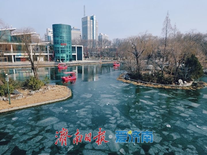 游客“破冰旅游”，体验冰上奇遇