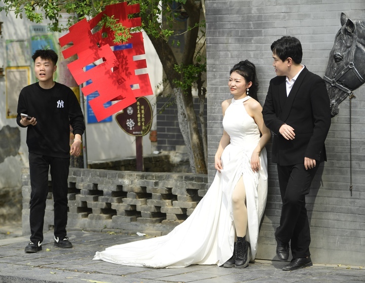 泉城提前感受“初夏” 市民游客夏装出行