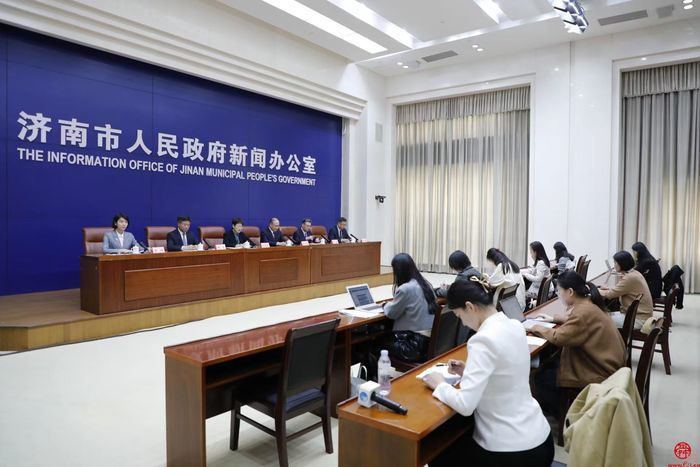 截至2023年底，济南市共有医疗卫生机构8136所，实有床位8.25万张