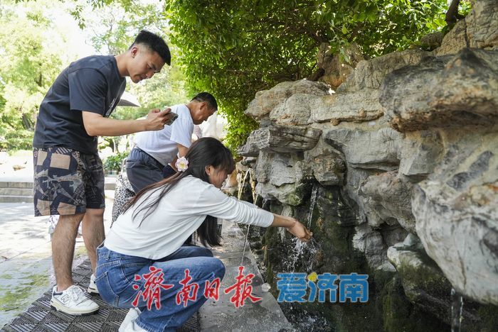 泉城夏日“炎值”爆表，市民游客泉畔觅清凉
