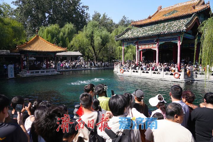 国庆假期第二天，趵突泉景区开启“人从众”模式