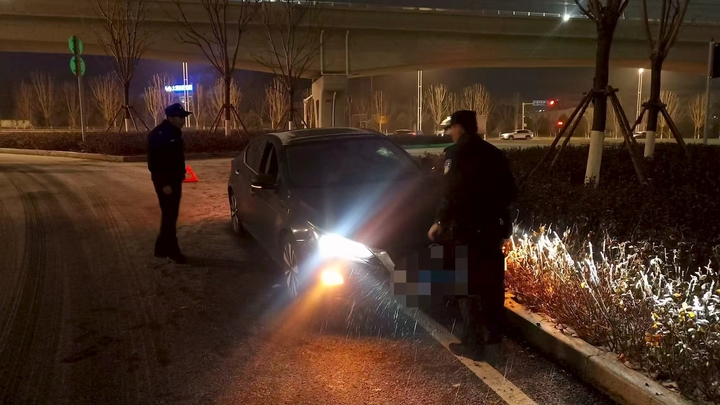 雪天路滑轿车冲进花坛，济南民警徒手推车救援