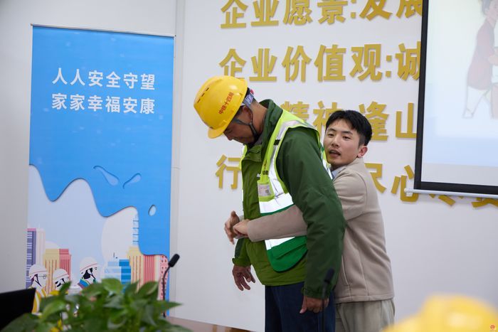 筑牢安全防线 护航重点工程 —济南市人社局工伤预防宣传培训活动走进七彩新筑项目