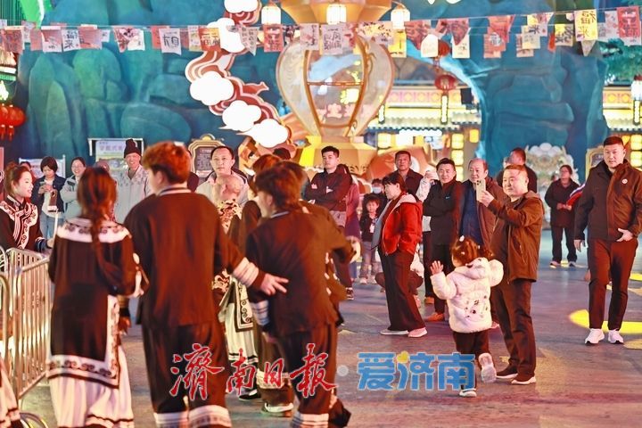 大河欢歌情满岸 市民同乐夜未央