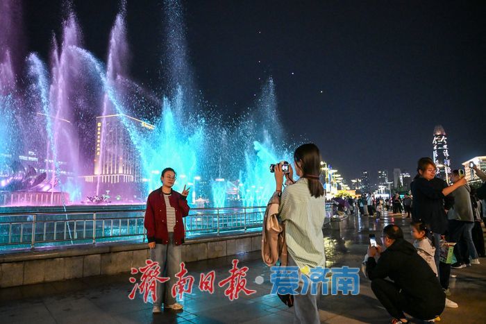 泉城客厅焕新韵，荷花音乐喷泉打造视听盛宴