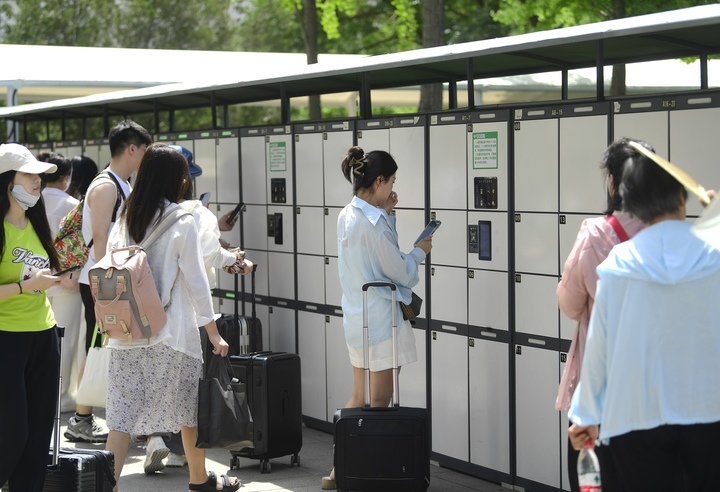 济南：省博风雨棚“上岗” 遮阳挡雨暖民心