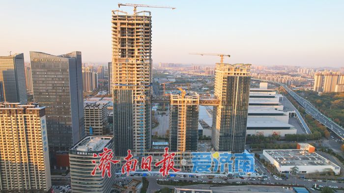 济南西部万融云城二期“空中双连廊”顺利贯通实现牵手