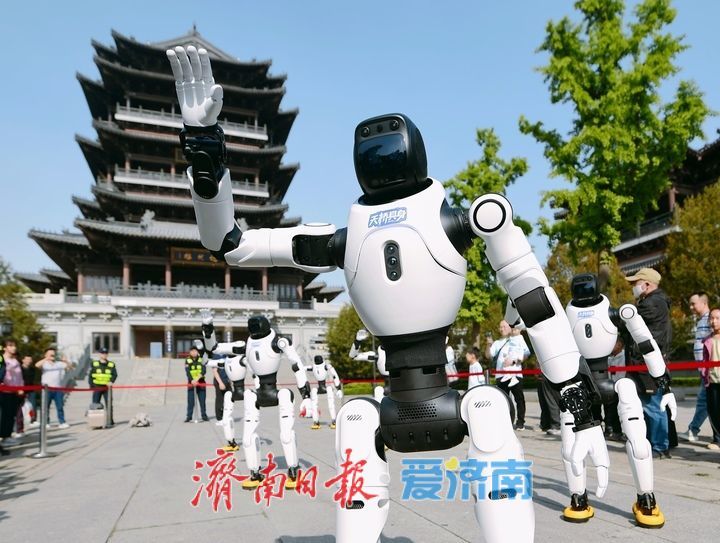 科技与泉水碰撞，“机器人舞团”燃爆大明湖畔