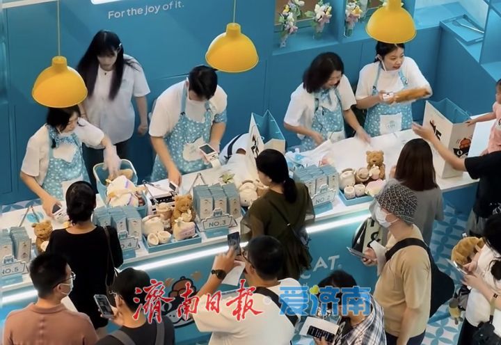 趵眼丨从关注“物”的增长，到关注“人”的感受，“情绪消费”何以成为多地两会热词？