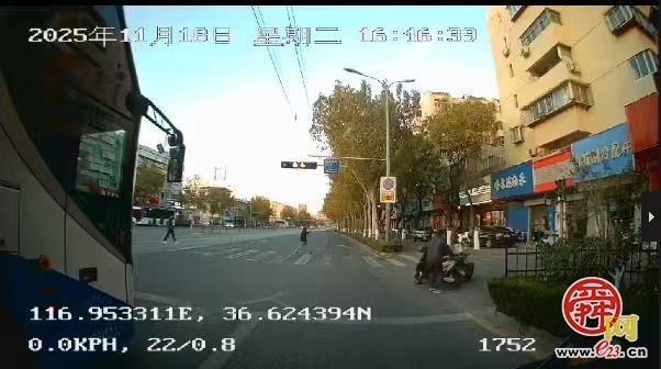 温馨时刻！市民骑车不慎摔倒，济南公交司机迅速上前施以援手