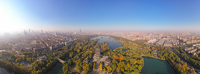 一年四季 泉在济南丨大明湖秋意浓 树木换彩妆绘美景