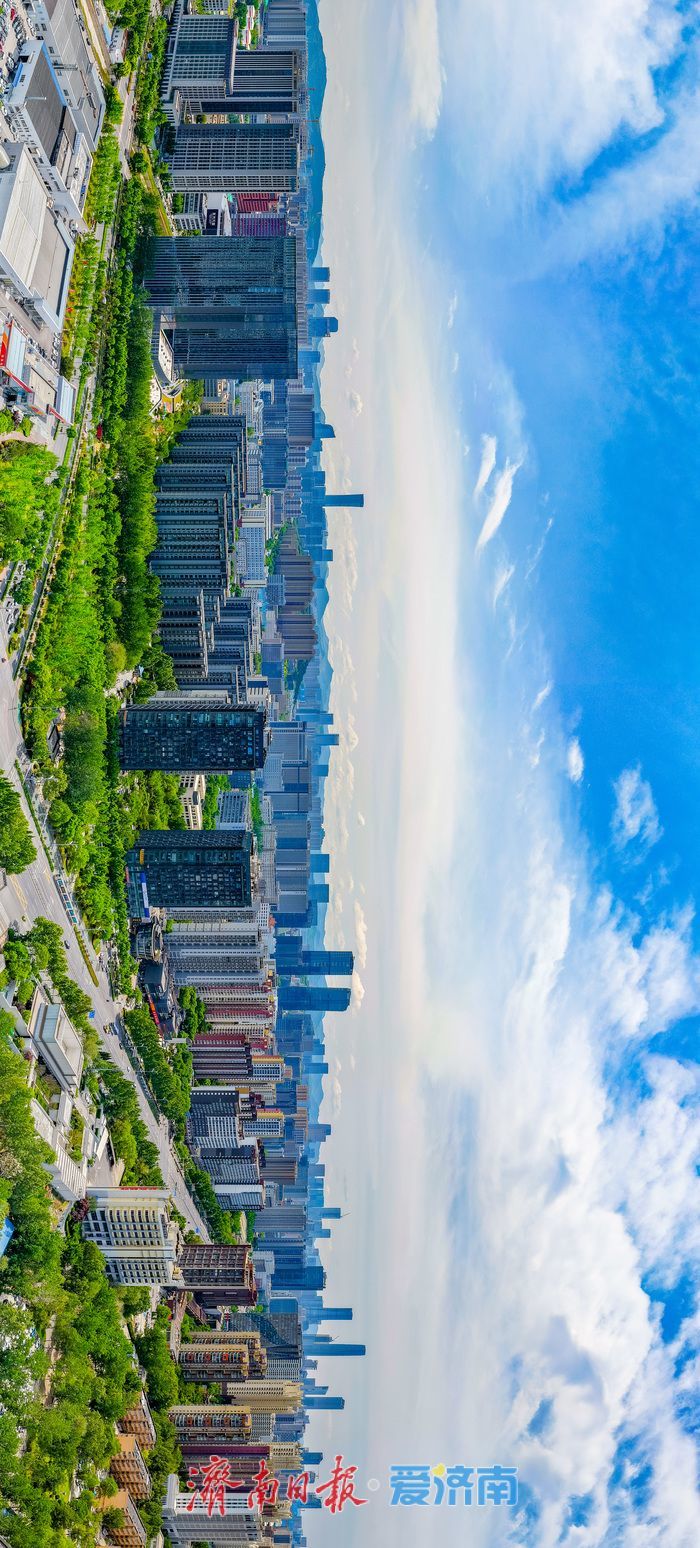 蓝天映泉城 楼宇伴青山 济南CBD与汉峪金谷同框绘就生态都市新画卷