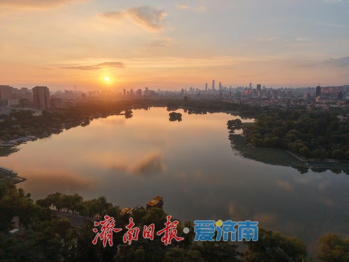 一年四季 泉在济南丨朝霞映明湖 邂逅泉城晨光