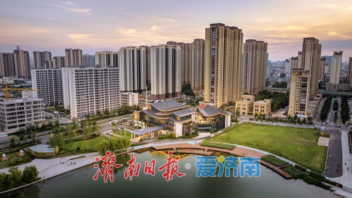 市民乐享“水岸清凉” 云锦湖公园绘就夏日生态画卷