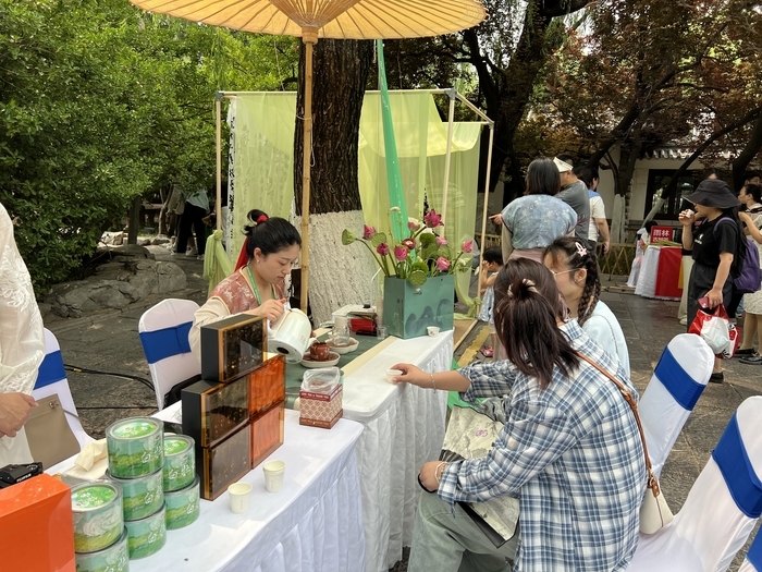 名茶泉水一相逢便胜却人间无数 “名泉茗茶品鉴会”趵突泉畔成功举办