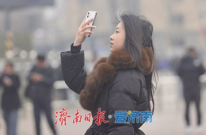 开学季来临 济南火车站返校学生与返乡旅客齐涌