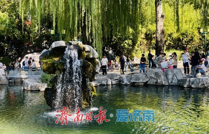 “月牙飞瀑”引客来