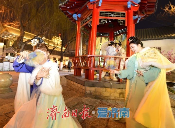 鱼灯巡游映曲水，清照舞韵醉泉城