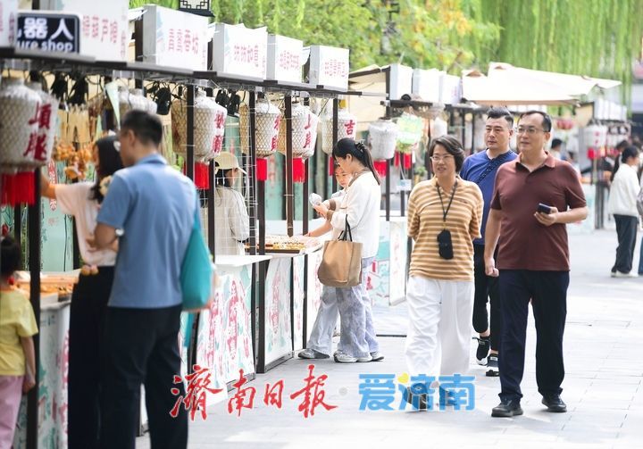 一年四季 泉在济南丨漫步青石板，徜徉大明湖，市民游客沉浸式体验泉城慢时光