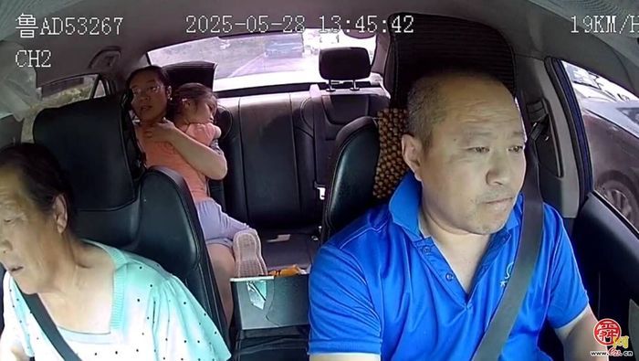 济南“的哥”连闯仨红灯！与硬币上演“生死时速”