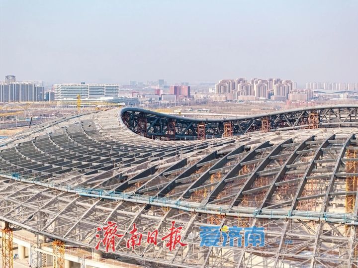 山东首个6万座专业足球场完成钢结构施工，明年底整体竣工