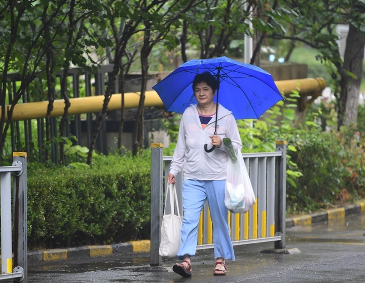 夏日雨蒙蒙，高温暂挥别