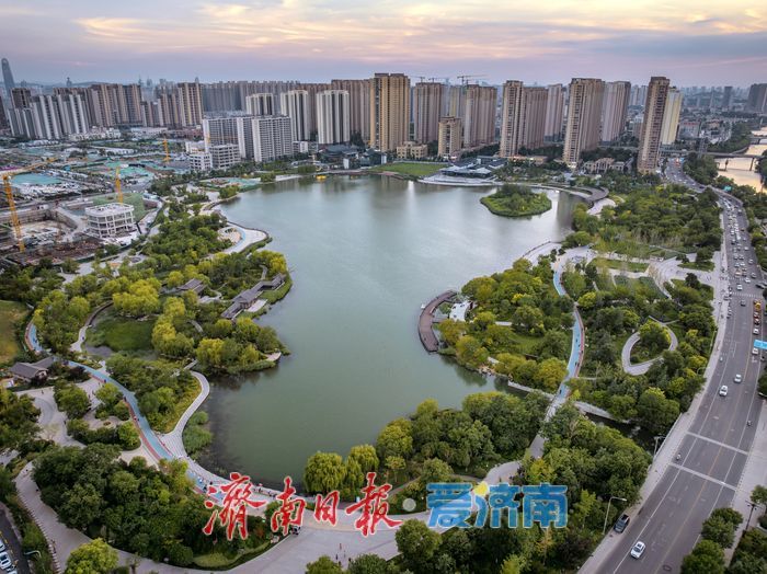 市民乐享“水岸清凉” 云锦湖公园绘就夏日生态画卷