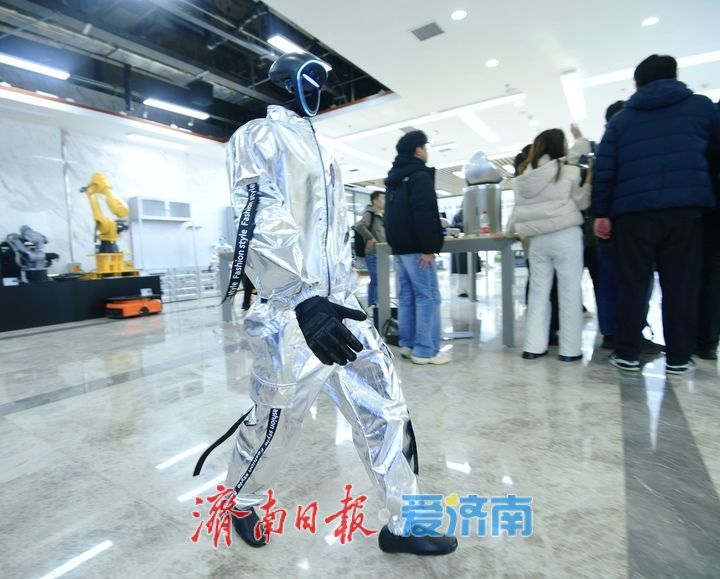 中国北方地区首家机器人6S中心落户济南汉峪金谷