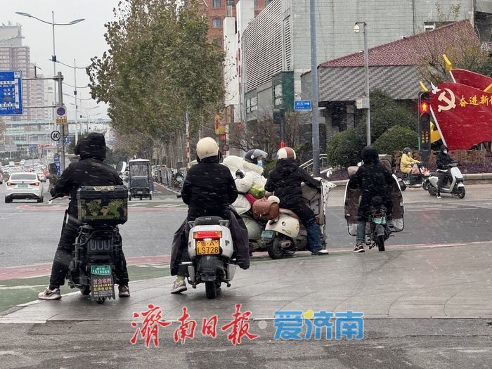 初雪至泉城 市民冒雪赴日常