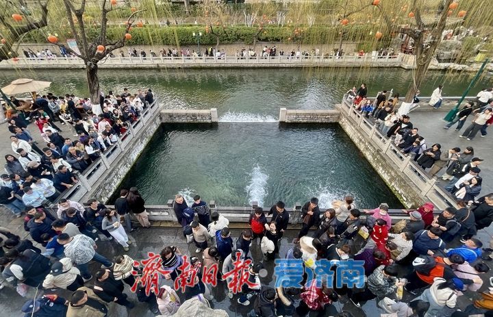 泉在济南过大年丨大年初六黑虎泉畔游客如织 听泉观澜享惬意春光