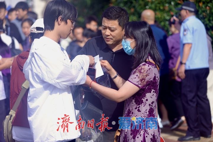 高考首日 少年执笔追梦 家长暖心相伴