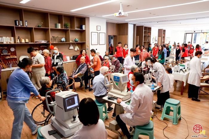 历下区：国企党工委联合省眼科医院开展重阳敬老义诊活动
