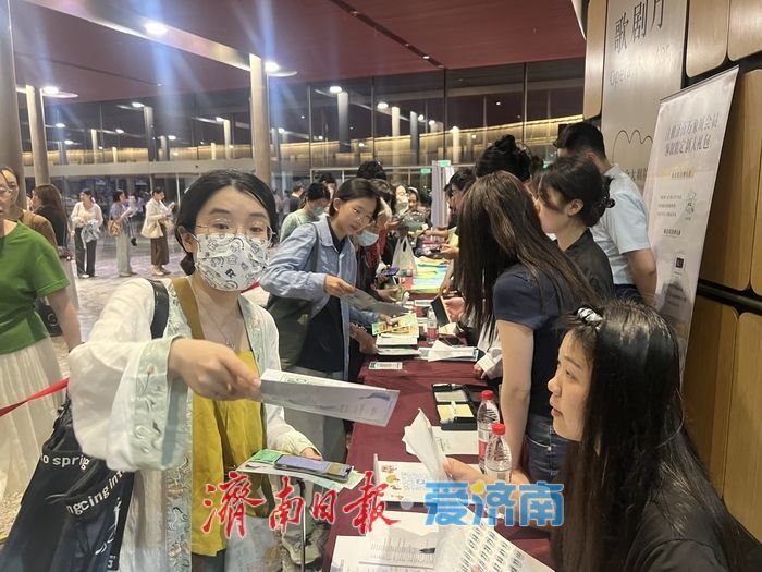 《只此青绿》济南掀热潮，观众沉浸式感受宋韵之美