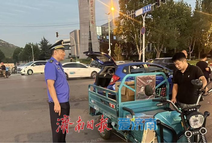 夜色里的长清城管蓝：守秩序、暖烟火