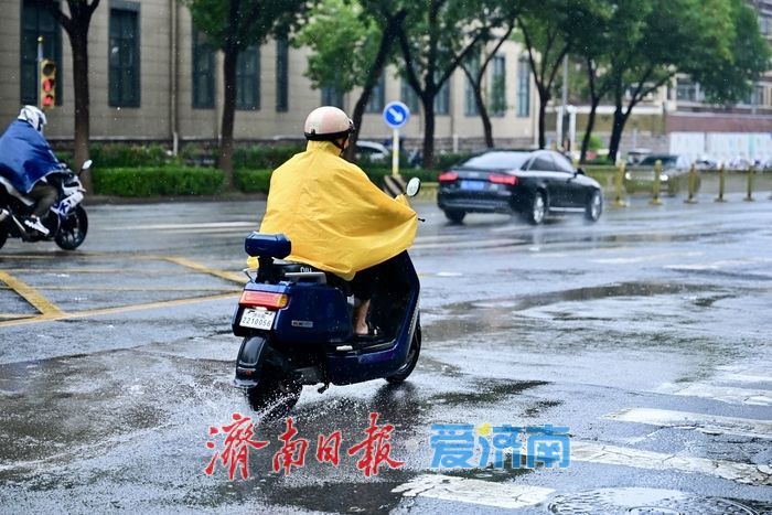济南强降雨酷热顿消 市民乐享久违清凉