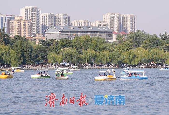 画舫荡漾赏湖光 假期明湖秋景引客来