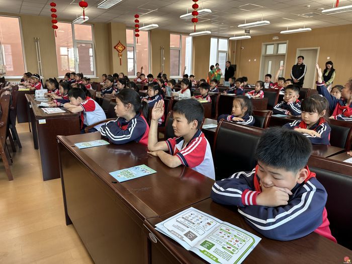 垃圾分类大讲堂在崇贤实验小学开讲——市智管中心与崇贤实验小学开展党建共建暨“垃圾分类进校园”活动