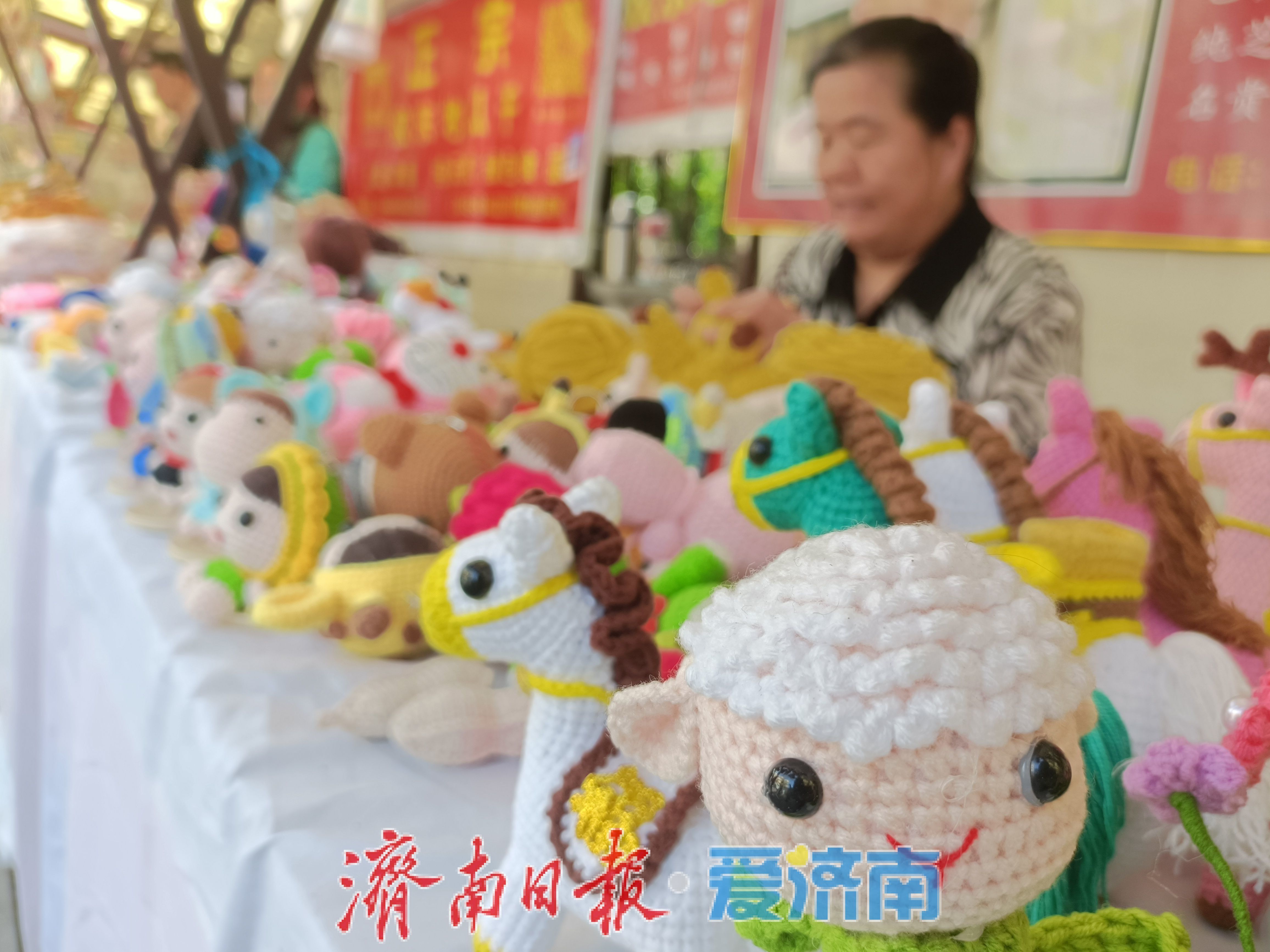 钩针上跑着一头“长颈鹿” 英雄山文化市场也藏着“网红”包