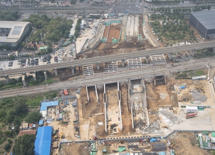 奥体西路北延下穿铁路桥工程有序推进