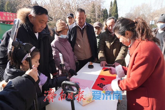 百花公园年货节热闹开场