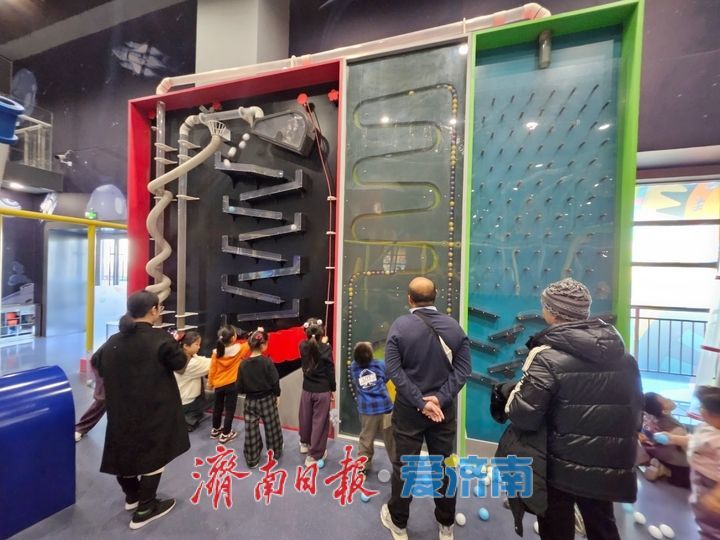 科技馆里过大年 科技年味润泉城