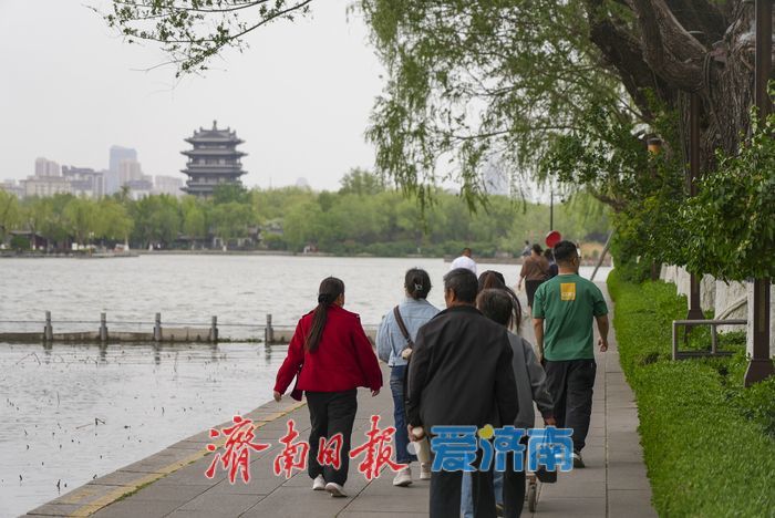 画舫悠悠柳色新，谷雨时节邂逅大明湖畔的春日诗画