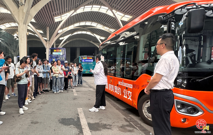 零距离感受济南公交魅力 沉浸式践行低碳理念