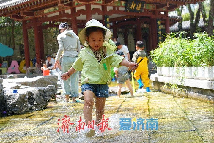 高温“烤”验，五龙潭公园成亲泉戏水“遛娃胜地”