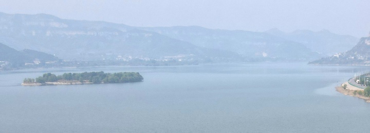 天朗气清，初夏卧虎山水库呈现“天空之镜”美色