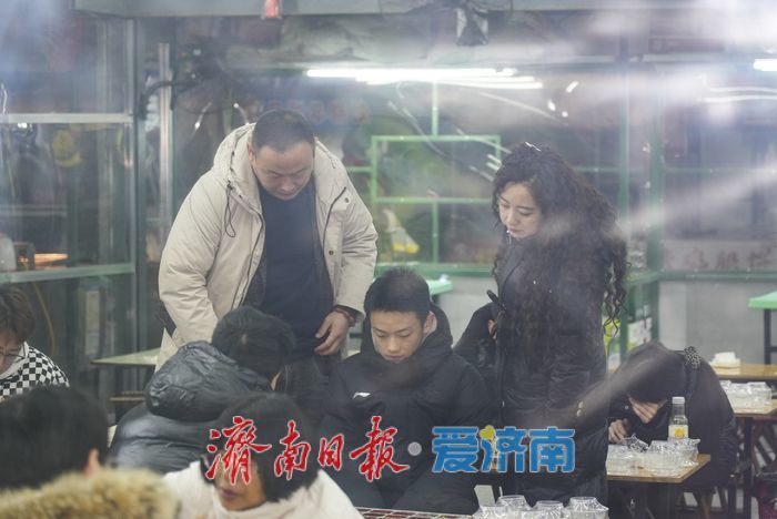 升腾的“烟火气”温暖了寒冬