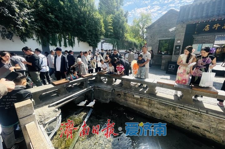 一年四季 泉在济南丨老街人气旺 国庆打卡“步步景”